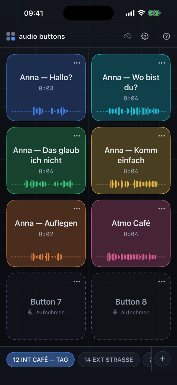 Audio Buttons auf dem iPhone: sechs belegte Klangkacheln in verschiedenen Farben, darunter zwei leere Knöpfe zum Aufnehmen und unten die Szenenleiste