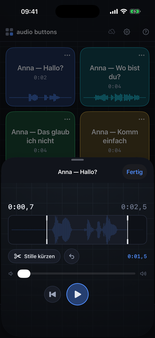 Audio Buttons auf dem iPhone: die Wellenform einer Aufnahme mit zwei Schnittgriffen, der Schaltfläche „Stille kürzen“, einem Lautstärkeregler und einer großen Abspieltaste